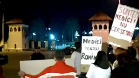 Zeci de absolvenţi ai Facultăţii de Medicină au protestat în faţa Palatului Cotroceni