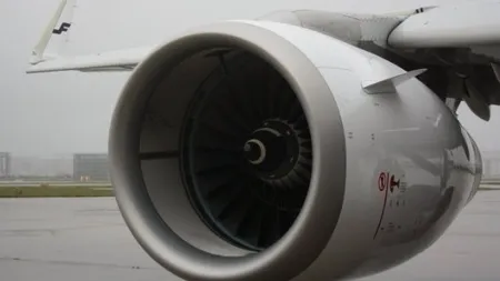 MOARTE GROAZNICĂ. Un bărbat a murit după ce a fost aspirat în motorul unui avion