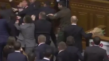 Bătaie cu pumnii şi picioarele în Parlamentul Ucrainei VIDEO