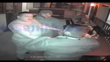 Patronul unui bar, terorizat de doi indivizi care au bătut o angajată VIDEO