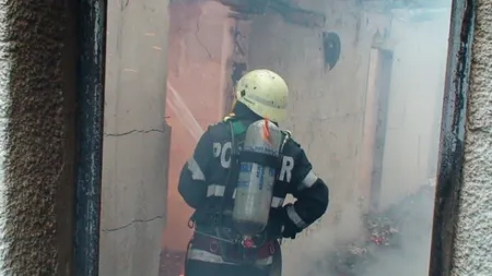 EXPLOZIE într-o garsonieră din Zărneşti. O femeie a fost rănită. 17 apartamente, avariate