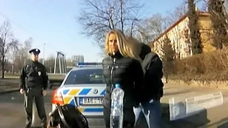Poliţiştii au oprit o maşină care gonea cu 220 km la oră! Şocul a venit însă când şoferiţa s-a dat jos de la volan