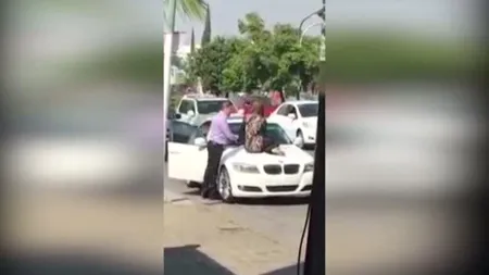 Reacţia unei femei atunci când îşi prinde soţul în maşină cu amanta VIDEO