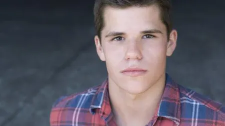 Actorul Charlie Carver a DEZVĂLUIT SECRETUL vieţii sale: 