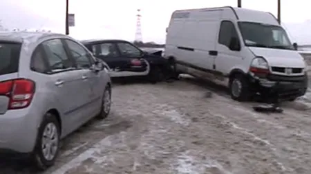 Accident în Galaţi. O dubă scăpată de sub control a lovit frontal altă maşină VIDEO