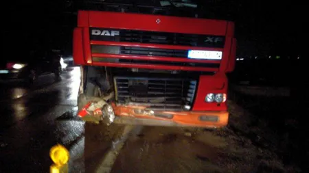 Accident grav în Alba. Un tânăr a murit după ce maşina în care se afla a fost lovită de un TIR