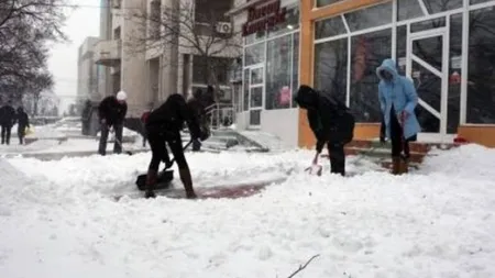 Ce amenzi riscă persoanele şi firmele care nu îşi deszăpezesc trotuarele şi nu îndepărtează ţurţurii