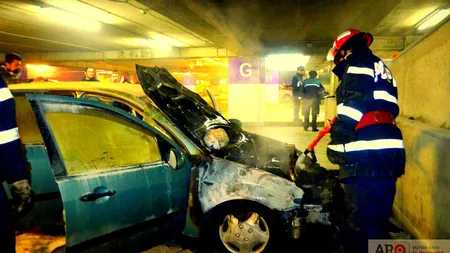 PANICĂ la un mall din Arad. Un Ford Focus a luat foc în parcarea interioară FOTO