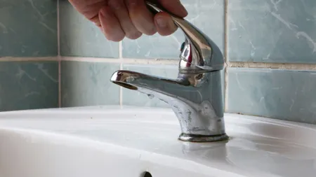 Zeci de mii de locuitori de pe Valea Trotuşului au rămas fără apă potabilă