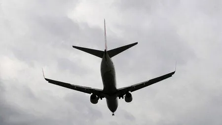 Avion întors din drum după ce piloţii au descoperit că o uşă nu era complet închisă