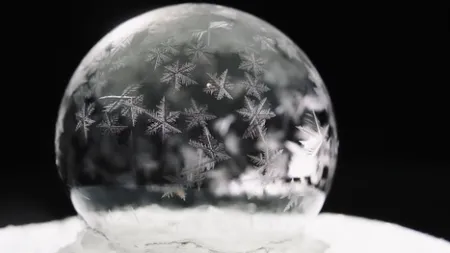 ADEVĂRATE OPERE DE ARTĂ. Cum îngheaţă baloanele de săpun VIDEO