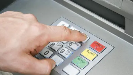 MITURI URBANE: Ce se întâmplă dacă tastezi codul PIN invers sau uiţi cheile în maşina închisă