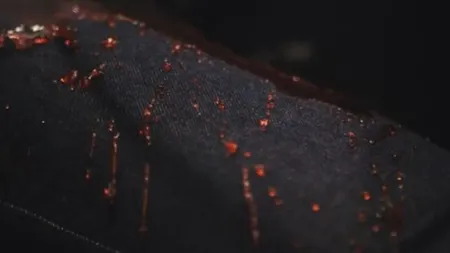 Blugii pe care nu trebuie să îi speli niciodată. Se curăţă singuri