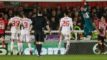 Gol de cascadorii râsului primit de portarul lui Liverpool. Fanii sunt terifiaţi: Are o gaură în mâini! VIDEO