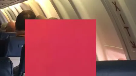 Nu-i venea să creadă cine stă în faţa lui, în avion. A făcut imediat o poză şi a postat-o pe net FOTO