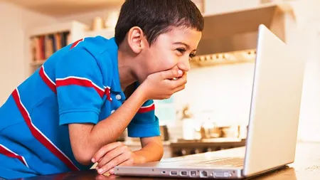 Când e timpul să-ţi laşi copilul la computer