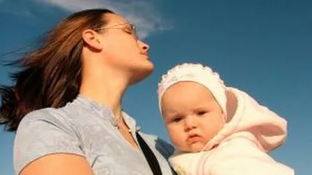 Părinţii care îşi scurtează concediul pentru creşterea copilului vor primi bani de la stat