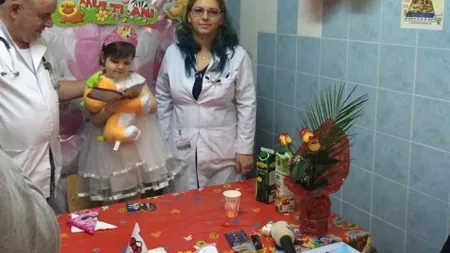 Fetiţa din Vaslui care a fost hrănită numai cu pufuleţi şi ceai, sărbătorită de medicii care i-au salvat viaţa VIDEO