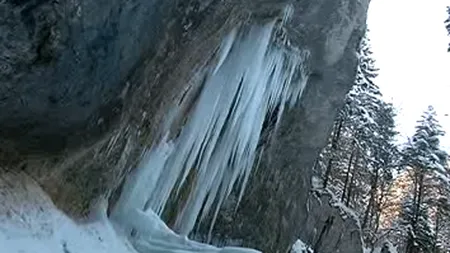 Peisaj de VIS la Braşov. Canionul 7 scări s-a transformat într-un palat de gheaţă VIDEO