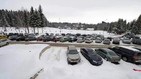 HAOS în Poiana Braşov. Parcările sunt pline. Poliţiştii au restricţionat intrarea în staţiune