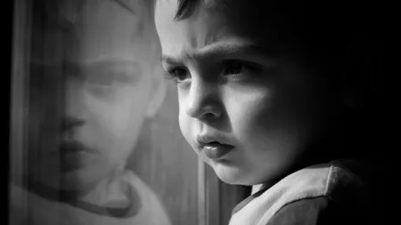 I-a spus mamei sale că cineva îi vorbeşte în timpul nopţilor. Descoperirea făcută a speriat-o de moarte!