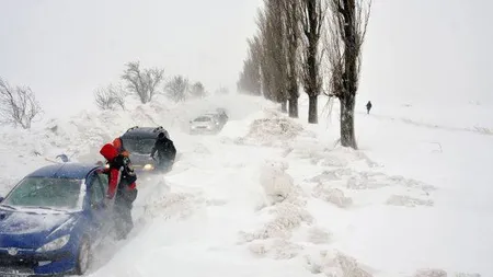 Accidente grave şi oameni blocaţi în nămeţi. O gravidă a fost dusă la spital cu şenilata