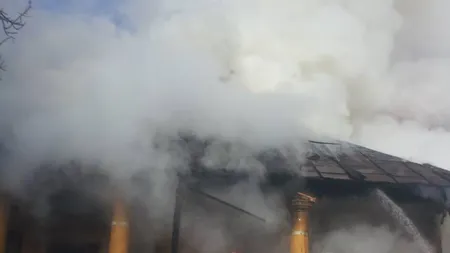 Incendiu violent la o casă din Târgu Jiu. O femeie în scaun cu rotile se afla în locuinţă