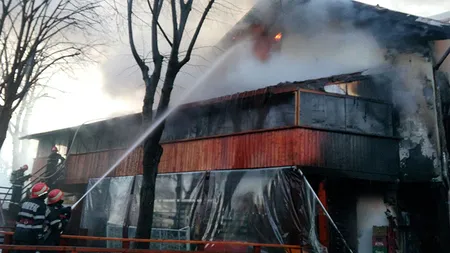 Incendiu de proporţii la un restaurant din Capitală. Pompierii au reuşit cu greu să stingă focul
