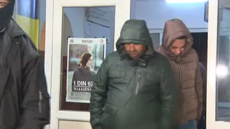 Scandal monstru din faţa Poliţiei din Piteşti. Romii îi apără pe cei reţinuţi pentru înşelăciune VIDEO