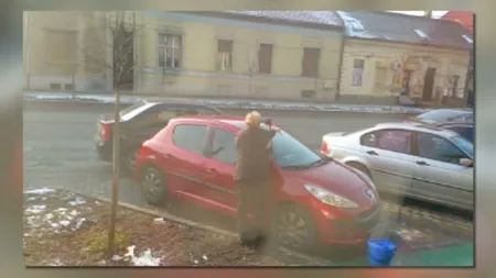 Imagini de senzaţie în Timişoara: O femeie îşi spală maşina cu mopul VIDEO