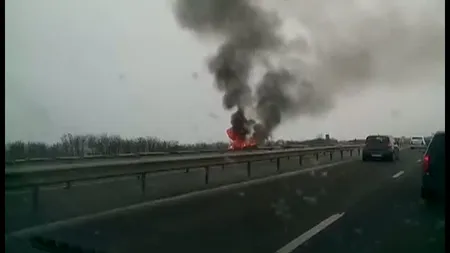 O maşină a luat foc pe Autostrada Bucureşti-Piteşti. Traficul a fost oprit VIDEO