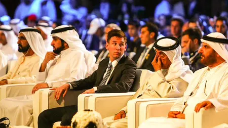 S-a filmat cu paşaportul lui Messi, iar acum riscă închisoarea. Drama unui poliţist din Dubai