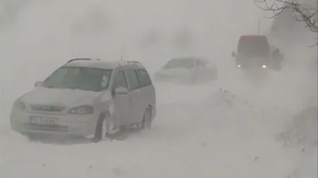 Imagini de groază, judeţe înghiţite de nămeţi. Oamenii au coborât din trenuri şi au plecat pe jos prin viscol