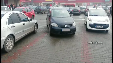 Un şofer care a parcat pe două locuri a găsit în parbriz un prezervativ şi un bilet. Ce mesaj haios a primit VIDEO