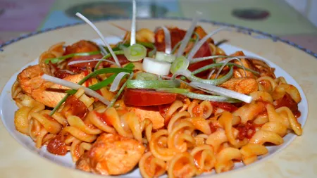 Super reţetă! Spaghete cu sos de usturoi şi ardei iute