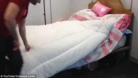 Până acum ai schimbat lenjeria GREŞIT. Cum să bagi pilota în cearşaf în mai puţin de un minut VIDEO