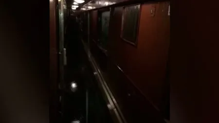 SCANDAL ÎN TREN. În vagoanele de dormit a început să plouă VIDEO