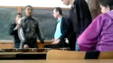 Scandal într-un liceu din Braşov. Un profesor este acuzat că-şi umileşte elevii