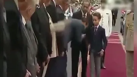 Prinţul moştenitor al Marocului refuză să i se sărute mâna şi îi pune în dificultate pe supuşi VIDEO