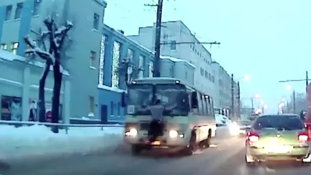 Tentativă de sinucidere EŞUATĂ. S-a aruncat PUR ŞI SIMPLU în faţa autobuzului, dar nu i-a ieşit VIDEO