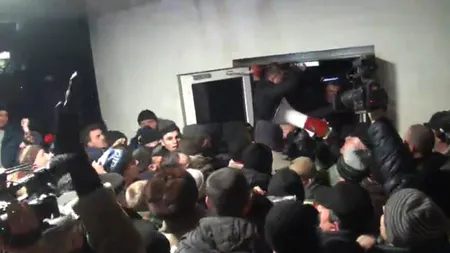 VIOLENŢE la Chişinău după învestirea noului Guvern. Protestatarii au luat cu asalt Parlamentul. Cel puţin 10 răniţi