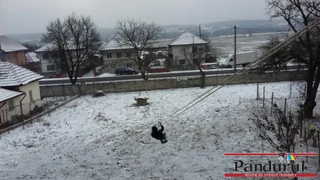 Sport extrem în curtea casei: Un bărbat şi-a construit o tiroliană VIDEO