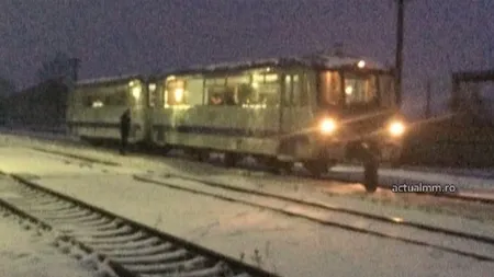 Mai mulţi călători din Maramureş, nevoiţi să împingă un tren înţepenit pe şine