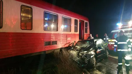 Accident GRAV în Timiş. O maşină a fost SPULBERATĂ de TREN