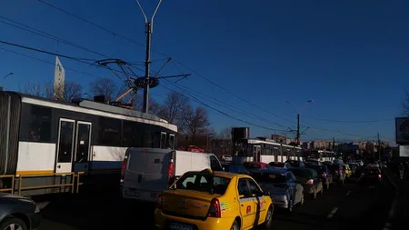 Linia 41, BLOCATĂ după ce o persoană a căzut din tramvai FOTO