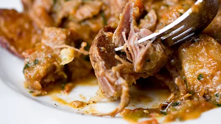 Reţeta zilei: Şniţele ardeleneşti de porc cu cartofi şi laşte