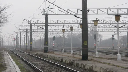 Accident feroviar grav în Olt. O femeie a murit după ce maşina în care se afla a fost lovită de tren