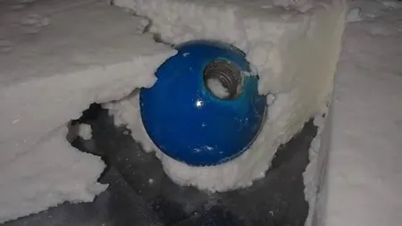 Un bucureştean a găsit o bilă de cauciuc într-o bucată de brânză de la supermarket