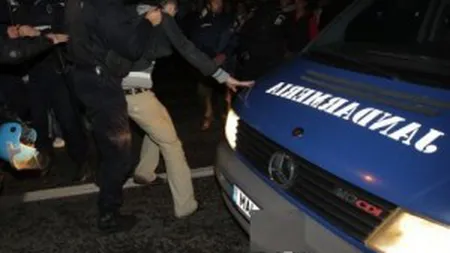 Scandal în benzinărie. Un bărbat înarmat cu un cuţit a ameninţat clienţii şi vânzătorii