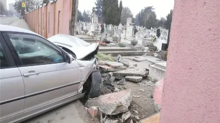 Accident în Timişoara. Un şofer a intrat cu maşina în zidul cimitirului, apoi a fugit de la locul accidentului VIDEO